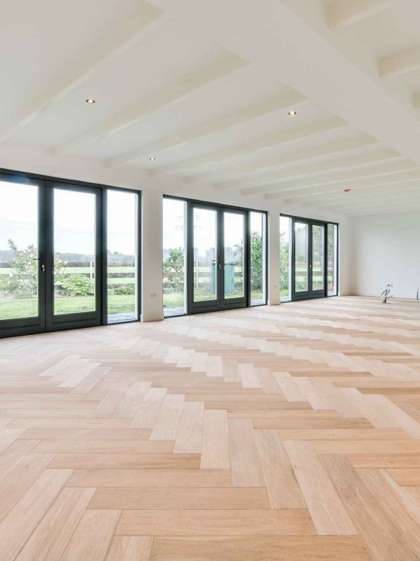 bright-spacious-room-2023-11-27-05-29-21-utc_11zon